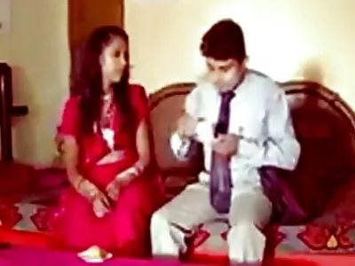 வேலைக்குப் பிறகு கருங்காலி வெடிகுண்டு குளியலறையில் வெள்ளை மாப்பிள்ளையுடன் இணைகிறது