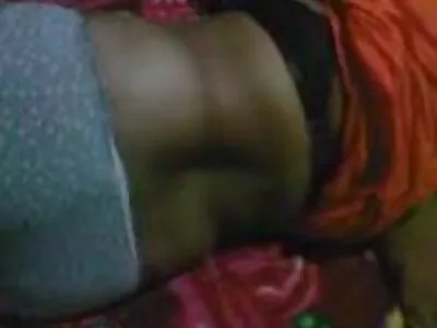 அழகி சேறு அவளது முதுகில் அவள் கழுதை முறியடிக்க தயாராக உள்ளது