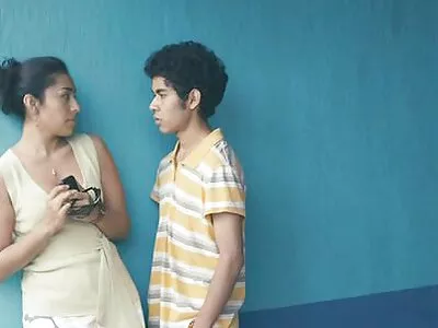 கருங்காலி வேசி ஐந்து உற்சாகமான ஸ்டாலியன்களால் கொடூரமான கும்பல்