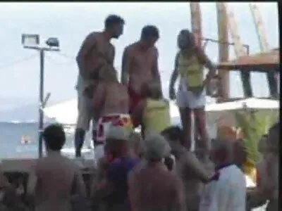 ஒரு அசாதாரண பொம்மை மிகச்சிறந்த மூன்றில் பங்கேற்பதில் மகிழ்ச்சி அடைகிறது