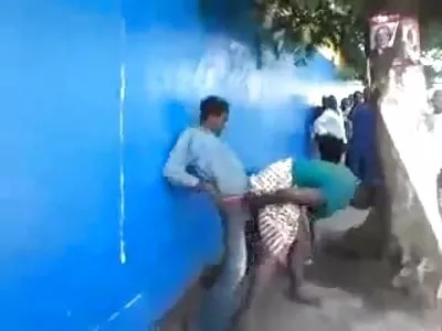 பொன்னிற MILF உணர்ச்சிகரமான சேவல் சவாரிக்கு நடுவில் உள்ளது