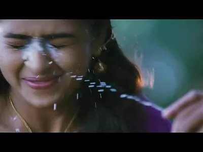 கச்சிதமான வடிவ அழகி தனது உடலை கடினமாக இடித்து வைத்துக்கொள்கிறது
