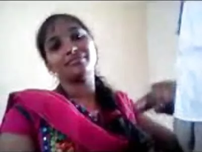 வெளிர் தோல் கொண்ட அழகி குழந்தைக்கு உடனடியாக ஒரு கவர்ச்சியான மசாஜ் தேவை