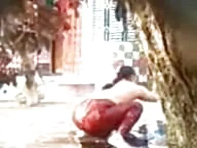 கொம்பன் தோழன் தன் காதலியின் சுவையான புண்ணை நக்கிக் கொண்டிருக்கிறான்