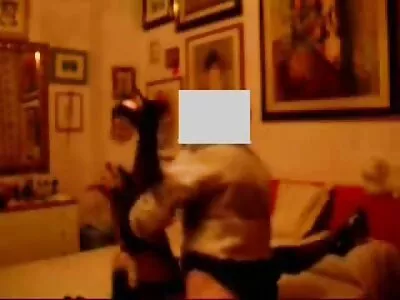 குண்டான பொன்னிற மில்ஃப் குளம் வழியாக குத உடலுறவை அனுபவிக்கிறது