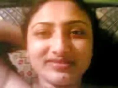 கொம்பு தொங்கும் பார்டெண்டரால் நாட்டுப் பெண் கடுமையாக திணறுகிறாள்